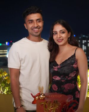 Ishaani Krishna Instagram - 24 and surrounded by my favourite people ..
Grateful 💫

Cake & cupcakes by @the_cakepoint