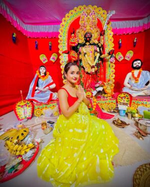 Ishita Ganguly Instagram - Maa _____🔱🧿🌺❤️🔥

May Maa bless us all ______💛❤️🔱🪔🌺

#happykalipujo #maakali #mahamaya 👣🔱🌺💛

#happydiwali 🪔💫

Thank you for having us over there @shrianandadhara7 🙏🌺