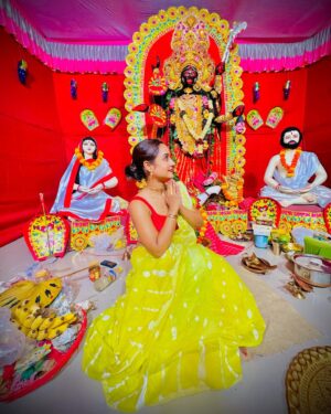 Ishita Ganguly Instagram - Maa _____🔱🧿🌺❤️🔥

May Maa bless us all ______💛❤️🔱🪔🌺

#happykalipujo #maakali #mahamaya 👣🔱🌺💛

#happydiwali 🪔💫

Thank you for having us over there @shrianandadhara7 🙏🌺