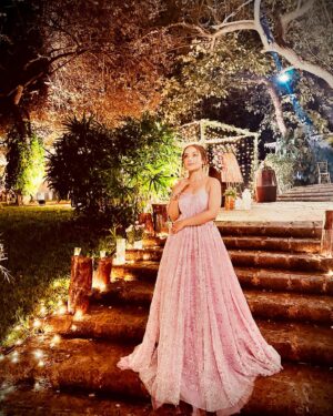 Ishita Ganguly Instagram - #fairytailvibes 💜✨🤍✨🦄✨🧿🧚‍♂️🪻✨🪽🦋✨

Pc: @christin_bp86 💜✨🤍

Wearing : @nidhikurda 💜✨

#sreejitamichaelwedding #receptionnight #goa 🤍✨💜