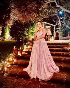 Ishita Ganguly Instagram - #fairytailvibes 💜✨🤍✨🦄✨🧿🧚‍♂️🪻✨🪽🦋✨

Pc: @christin_bp86 💜✨🤍

Wearing : @nidhikurda 💜✨

#sreejitamichaelwedding #receptionnight #goa 🤍✨💜