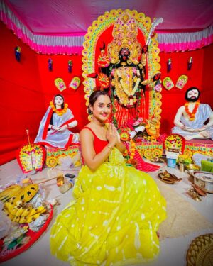 Ishita Ganguly Instagram - Maa _____🔱🧿🌺❤️🔥

May Maa bless us all ______💛❤️🔱🪔🌺

#happykalipujo #maakali #mahamaya 👣🔱🌺💛

#happydiwali 🪔💫

Thank you for having us over there @shrianandadhara7 🙏🌺