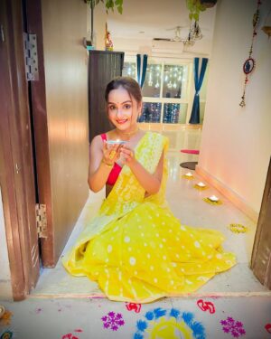 Ishita Ganguly Instagram - 🪔💛❤️🌸🌼🌟💫🪔✨🪷❤️🧿

#happydiwali _______💛🌟❤️

#love #light #peace 🧿