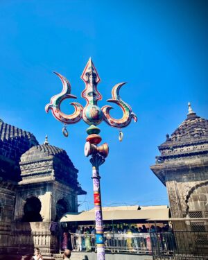 Ishita Ganguly Instagram - आपका बुलावा  आया बाबा ________🙏🔱🤍🧿

त्रिशूलधारी______🔱🧿🕉️

ॐ नमः पार्वती पतये, हर-हर महादेव _____🙏🤍🪷🪻✨🕉️

त्र्यम्बकेश्वर ज्योर्तिलिंग मन्दिर_______gratitude🙏🧿

#jaishivshankar #jaishivshambhoo #harharmahadevॐ #2025 

May Mahadev bless us all __🕉️🙏🤍🧿🔱🦋