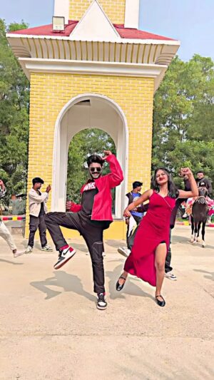 Ishwari Panda Instagram - SHOOTING KISSIK 🥵🔥 #trending #trendingreels #viral #dancerritesh #dance #dancevideo #shoot #shooting #south #kissik #dancer #group #pushpa2 #pushpa #instagram #cinemahall #foryou #fyp #explore #million #1M