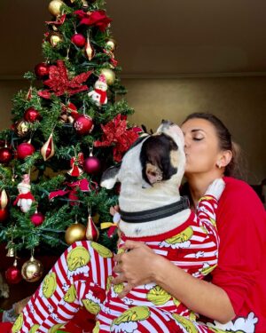 Ivette Vergara Instagram - Espero que hayan tenido una hermosa Navidad, rodeados de su familia y seres queridos, disfrutando de esos momentos que realmente importan…Que el amor, la paz y la salud llenen sus corazones en esta época tan especial y siempre✨🙏🏼

También recordemos con amor y gratitud a quienes ya no están físicamente con nosotros, pero que siguen presentes en nuestros corazones, iluminando nuestro camino desde donde estén🌟

Este es el momento de dejar atrás los miedos, las angustias y aprender a soltar, para vivir plenamente el presente…Ámate, confía en ti y en tu capacidad de transformar tu vida♥️ 

Con disciplina, gratitud y fe, todo es posible🔥🙏🏼 por eso agradezco a Dios por lo bueno y lo no tan bueno, porque cada experiencia trae consigo un aprendizaje que nos fortalece…✨🙏🏼♥️

Disfruta cada momento Aquí y Ahora✨🔥♥️ FELIZ NAVIDAD ✨🎄

Con amor,
Ivette 

#gratitud #feliznavidad #amor #navidad #momentos #paz #abundancia #seresqueridos #familia #mexico #latinosusa #peru #equipo #resiliencia #fuerza #aquiyahora