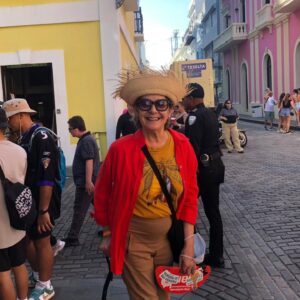 Ivonne Coll Instagram - Aqui en la Sanse. Me encontre con Falu, Lizmariquintana, vi el Show de Choco, y muchos de mis fans de JanetheVirgin quienes me honraron con su Amor, Gracias! la pase espectacular y mi hermana y yo fuimos con nuestra vecina Caroline.Viva mi Pava de BadBunny! #lasanse2025#sanjuanpuertorico#ourlastchristmasfestivities#GodBlessPuertoRico