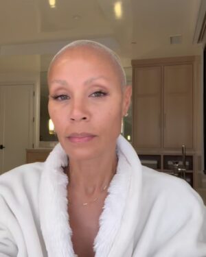 Jada Pinkett Smith Instagram - Lately I’ve been obsessed with “finding magic in the mundane.” Discovering the simple joys that drop me into present time that enhances connection with myself and others. Like watching the Hawks fly outside my girlfriend’s bathroom window while sitting in her tub after indulging in a mud mask she put on my face that made my skin so happyyyy. I want to share it with you✨ SWIPE➡️