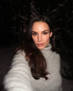 Jade Leboeuf Instagram - Sans ombre, il n’y a pas de lumière. Ces phases sombres ne nous définissent pas, mais elles nous poussent à trouver notre lumière.

Chaque épreuve, chaque doute, chaque larme est une invitation à chercher cette étincelle au fond de nous, celle qui ne s’éteint jamais, même dans les moments les plus sombres.