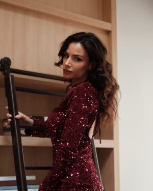 Jade Leboeuf Instagram - On mérite toutes de briller ✨ Parfois, il suffit de se reconnecter à soi-même, de dépasser ses doutes et de croire en son propre éclat 🌟

Amoureuse de cette magnifique robe @bylouiseloft