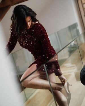 Jade Leboeuf Instagram - On mérite toutes de briller ✨ Parfois, il suffit de se reconnecter à soi-même, de dépasser ses doutes et de croire en son propre éclat 🌟

Amoureuse de cette magnifique robe @bylouiseloft
