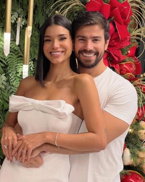 Jakelyne Oliveira Instagram - Que nesse natal o amor seja a luz, o prato principal e o motivo da sua celebração. 

Feliz Nataaaaal!! ✨🎅🏽♥️

Obs: último Natal assinando como “solteiros” 🎉

#marrychristmas