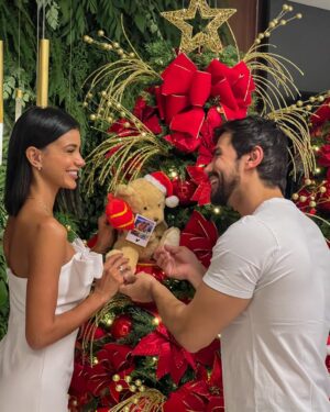 Jakelyne Oliveira Instagram - Que nesse natal o amor seja a luz, o prato principal e o motivo da sua celebração. 

Feliz Nataaaaal!! ✨🎅🏽♥️

Obs: último Natal assinando como “solteiros” 🎉

#marrychristmas