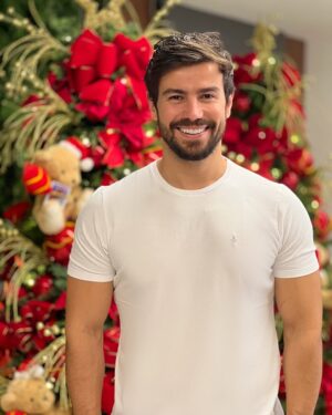 Jakelyne Oliveira Instagram - Que nesse natal o amor seja a luz, o prato principal e o motivo da sua celebração. 

Feliz Nataaaaal!! ✨🎅🏽♥️

Obs: último Natal assinando como “solteiros” 🎉

#marrychristmas