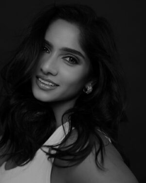 Jamie Lever Instagram - In my pretty girl era… #always 😉
📸 @mayurshedgephotography 
HMU @makeup.artist.anusha 

#portrait #blackandwhite #bw #portraitphotography #jamielever