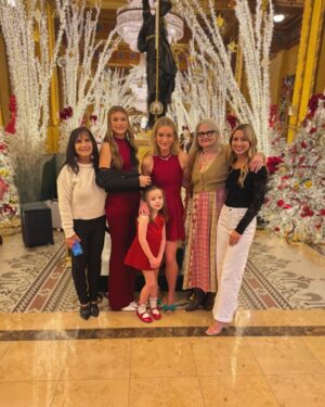 Jamie Lynn Spears Instagram - perfect instagram holiday🧸🎄🎁

(not pictured: the spilled hot chocolate, unavoidable outfit arguments, random pieces of wrapping tape sticking to you & everything, bringing trashcan to end of driveway & scratching your brand new 2025 car 1 day fresh off the lot, the REAL magic of the elf, my sleepover at the hospital, that AMEX bill, washing/drying/styling your teenager’s hair bc she had surgery, sugar meltdowns, the anxiety of forgetting someones gift, the constant runny snotty noses, shoes that don’t fit, what’s sleep anyway, etc….)