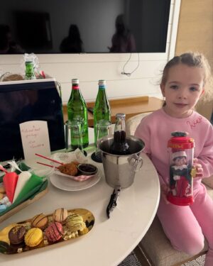 Jamie Lynn Spears Instagram - perfect instagram holiday🧸🎄🎁

(not pictured: the spilled hot chocolate, unavoidable outfit arguments, random pieces of wrapping tape sticking to you & everything, bringing trashcan to end of driveway & scratching your brand new 2025 car 1 day fresh off the lot, the REAL magic of the elf, my sleepover at the hospital, that AMEX bill, washing/drying/styling your teenager’s hair bc she had surgery, sugar meltdowns, the anxiety of forgetting someones gift, the constant runny snotty noses, shoes that don’t fit, what’s sleep anyway, etc….)