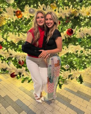 Jamie Lynn Spears Instagram - perfect instagram holiday🧸🎄🎁

(not pictured: the spilled hot chocolate, unavoidable outfit arguments, random pieces of wrapping tape sticking to you & everything, bringing trashcan to end of driveway & scratching your brand new 2025 car 1 day fresh off the lot, the REAL magic of the elf, my sleepover at the hospital, that AMEX bill, washing/drying/styling your teenager’s hair bc she had surgery, sugar meltdowns, the anxiety of forgetting someones gift, the constant runny snotty noses, shoes that don’t fit, what’s sleep anyway, etc….)