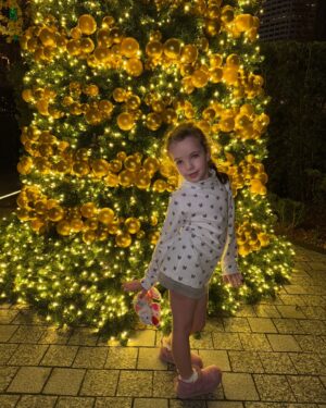 Jamie Lynn Spears Instagram - perfect instagram holiday🧸🎄🎁

(not pictured: the spilled hot chocolate, unavoidable outfit arguments, random pieces of wrapping tape sticking to you & everything, bringing trashcan to end of driveway & scratching your brand new 2025 car 1 day fresh off the lot, the REAL magic of the elf, my sleepover at the hospital, that AMEX bill, washing/drying/styling your teenager’s hair bc she had surgery, sugar meltdowns, the anxiety of forgetting someones gift, the constant runny snotty noses, shoes that don’t fit, what’s sleep anyway, etc….)