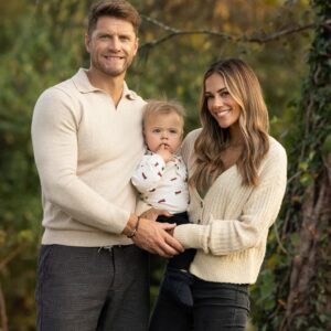 Jana Kramer Instagram - Merry Christmas from the Russell’s ♥️🎄. Wishing you and your family a beautiful day.