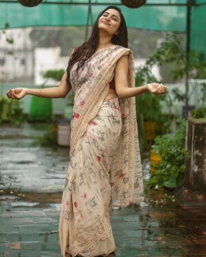 Janani Ashok Kumar Instagram - மழை 🌧️🫧☔️♥️🙏🏼
Concept & styling: @littleheartbyabu 
📸: @gk_.photography._