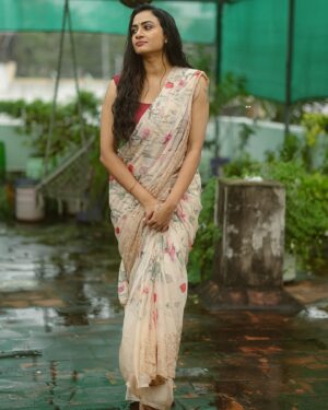 Janani Ashok Kumar Instagram - மழை 🌧️🫧☔️♥️🙏🏼
Concept & styling: @littleheartbyabu 
📸: @gk_.photography._