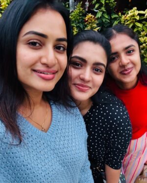 Janani Ashok Kumar Instagram - Sisterhood is holding space for one another to be our full selves — Whatever that looks like.
Messy or not. It’s loving each other while we figure life out.
#sistersforlife #eternityandbeyond ♥️💯✨💫🪐🫂🧿🙏🏼