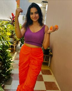 Actress Janani Ashok Kumar HD Photos and Wallpapers December 2024