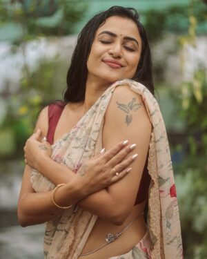 Janani Ashok Kumar Instagram - மழை 🌧️🫧☔️♥️🙏🏼
Concept & styling: @littleheartbyabu 
📸: @gk_.photography._