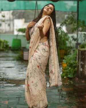 Janani Ashok Kumar Instagram - மழை 🌧️🫧☔️♥️🙏🏼
Concept & styling: @littleheartbyabu 
📸: @gk_.photography._