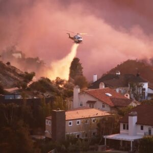 Janet Hsieh Instagram - This is so devastating. The LA fires are still raging and firefighters and first responders have been working tirelessly to help everyone. Thank you to everyone out there putting their lives at risk for us. This is so terrifying and fires are still not contained and spreading. Please stay safe everyone. Thank you to everyone who has messaged to see if we are OK.  Our family and home are fortunately OK! To our friends and community who are affected, please let us know what we can do to help!
洛杉磯大火仍在肆虐，消防員和急救人員一直沒休息，一直為我們的家人， 我們的房子救。感謝所有辛苦，為我們冒著生命危險的人！這場災難太過嚴重，火勢仍未受控制並持續蔓延。請大家注意安全。感謝所有發送訊息詢問我們有沒有安全。 幸運的是，我們一家人和房子都沒事！對於受到影響的朋，請讓我們知道我們可以做些什麼幫助!

Photo Credit: DAVID SWANSON/AFP via Getty Images
Photo Credit: Mario Tama/Getty Images
Photo Credit: Brian van der Brug/Los Angeles Times via Getty Images