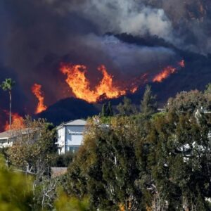Janet Hsieh Instagram - This is so devastating. The LA fires are still raging and firefighters and first responders have been working tirelessly to help everyone. Thank you to everyone out there putting their lives at risk for us. This is so terrifying and fires are still not contained and spreading. Please stay safe everyone. Thank you to everyone who has messaged to see if we are OK.  Our family and home are fortunately OK! To our friends and community who are affected, please let us know what we can do to help!
洛杉磯大火仍在肆虐，消防員和急救人員一直沒休息，一直為我們的家人， 我們的房子救。感謝所有辛苦，為我們冒著生命危險的人！這場災難太過嚴重，火勢仍未受控制並持續蔓延。請大家注意安全。感謝所有發送訊息詢問我們有沒有安全。 幸運的是，我們一家人和房子都沒事！對於受到影響的朋，請讓我們知道我們可以做些什麼幫助!

Photo Credit: DAVID SWANSON/AFP via Getty Images
Photo Credit: Mario Tama/Getty Images
Photo Credit: Brian van der Brug/Los Angeles Times via Getty Images