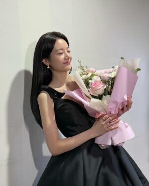 Jang Gyu-ri Instagram - 💐🥰