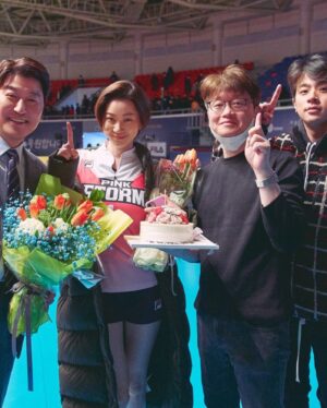 Jang Yoon-ju Instagram - 올 한 해 작품이 발표될 때마다 응원해 주었던 재석오빠!! 핑계고 시상식에서 유느님의 정까지 받게 되다니!! 감사해요. 늘 챙겨주시고, 감동이예요!! 계쥬르 :) 💖🎄🫶🏻 모두의 #행운을빌어요