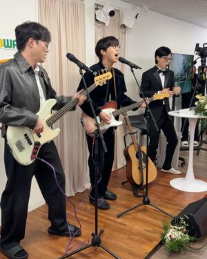 Jang Yoon-ju Instagram - 올 한 해 작품이 발표될 때마다 응원해 주었던 재석오빠!! 핑계고 시상식에서 유느님의 정까지 받게 되다니!! 감사해요. 늘 챙겨주시고, 감동이예요!! 계쥬르 :) 💖🎄🫶🏻 모두의 #행운을빌어요