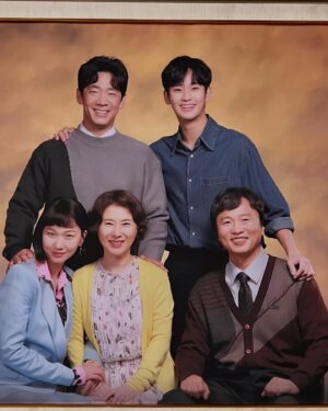 Jang Yoon-ju Instagram - 올 한 해 작품이 발표될 때마다 응원해 주었던 재석오빠!! 핑계고 시상식에서 유느님의 정까지 받게 되다니!! 감사해요. 늘 챙겨주시고, 감동이예요!! 계쥬르 :) 💖🎄🫶🏻 모두의 #행운을빌어요
