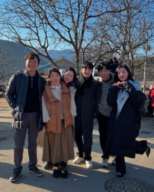 Jang Yoon-ju Instagram - 올 한 해 작품이 발표될 때마다 응원해 주었던 재석오빠!! 핑계고 시상식에서 유느님의 정까지 받게 되다니!! 감사해요. 늘 챙겨주시고, 감동이예요!! 계쥬르 :) 💖🎄🫶🏻 모두의 #행운을빌어요