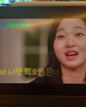 Jang Yoon-ju Instagram - 올 한 해 작품이 발표될 때마다 응원해 주었던 재석오빠!! 핑계고 시상식에서 유느님의 정까지 받게 되다니!! 감사해요. 늘 챙겨주시고, 감동이예요!! 계쥬르 :) 💖🎄🫶🏻 모두의 #행운을빌어요