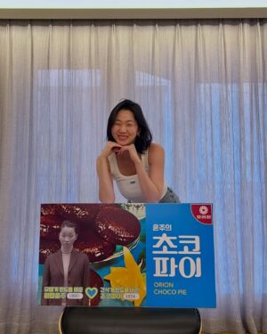 Jang Yoon-ju Instagram - 올 한 해 작품이 발표될 때마다 응원해 주었던 재석오빠!! 핑계고 시상식에서 유느님의 정까지 받게 되다니!! 감사해요. 늘 챙겨주시고, 감동이예요!! 계쥬르 :) 💖🎄🫶🏻 모두의 #행운을빌어요