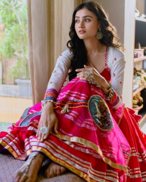 Janki Bodiwala Instagram - Andhari aaa raato jagmag thi chamki re 🥰
.
Outfit - @vastra_by_ps 
Clicked by - @yashgajjarphotography_ 
Jwellery by - @dohe_india
