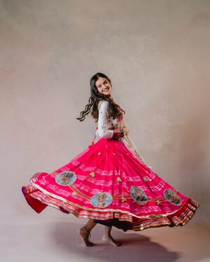 Janki Bodiwala Instagram - Andhari aaa raato jagmag thi chamki re 🥰
.
Outfit - @vastra_by_ps 
Clicked by - @yashgajjarphotography_ 
Jwellery by - @dohe_india
