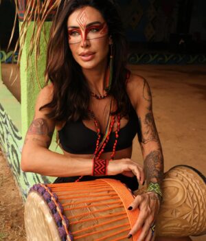 Jaque Khury Instagram - Fui com um Djembê  e um sonho, e voltei com muita bagagem espiritual. A força da floresta agora mora em mim, pra sempre no meu coração. Fui uma pessoa buscando algo, e veio outra; preenchida de tanta coisa que nem eu sabia que tinha . Viva a natureza e toda conexão com ela. 
#medicinasdafloresta #aldeiapinuya #ayahuasca