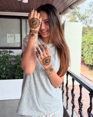 Jasmine Rath Instagram - Who else likes mehendi just like me ??🤍✨
