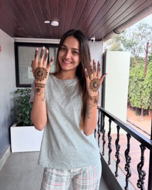 Jasmine Rath Instagram - Who else likes mehendi just like me ??🤍✨