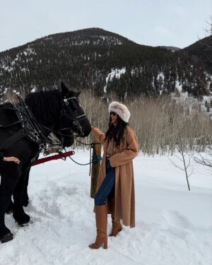 Jasmine Tookes Instagram - Aspen has my 🤎

@fwrd @revolve #revolvewinter