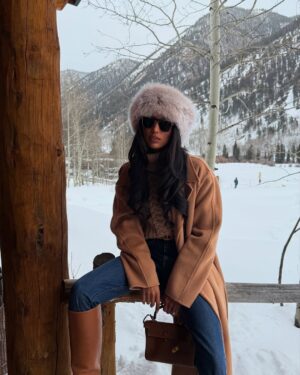 Jasmine Tookes Instagram - Aspen has my 🤎

@fwrd @revolve #revolvewinter