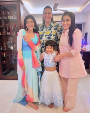 Jaswir Kaur Instagram - Our Happiness 🥳
Our Family 😍

#festive #season #bright #light #colourful #happy #faces #beautiful #souls #bonding #smiles #together #blessings #cherishing #blessed #gratitude ♥️🧿