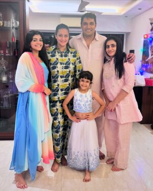 Jaswir Kaur Instagram - Our Happiness 🥳
Our Family 😍

#festive #season #bright #light #colourful #happy #faces #beautiful #souls #bonding #smiles #together #blessings #cherishing #blessed #gratitude ♥️🧿
