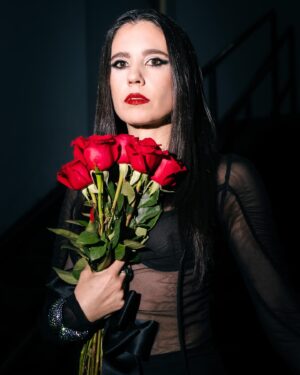 Javiera Mena Instagram - ¡Que lindo estuvo! 🥀🦇 Una noche dark junto a su luminosa energía. 
  Gracias a mi maravilloso equipo que hace posible nuestra ceremonia 🪄 
  Saludos de domingo 
 🥀 Javiera 

📸 @fotogalvez