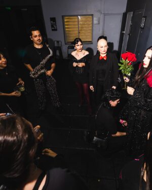 Javiera Mena Instagram - ¡Que lindo estuvo! 🥀🦇 Una noche dark junto a su luminosa energía. 
  Gracias a mi maravilloso equipo que hace posible nuestra ceremonia 🪄 
  Saludos de domingo 
 🥀 Javiera 

📸 @fotogalvez